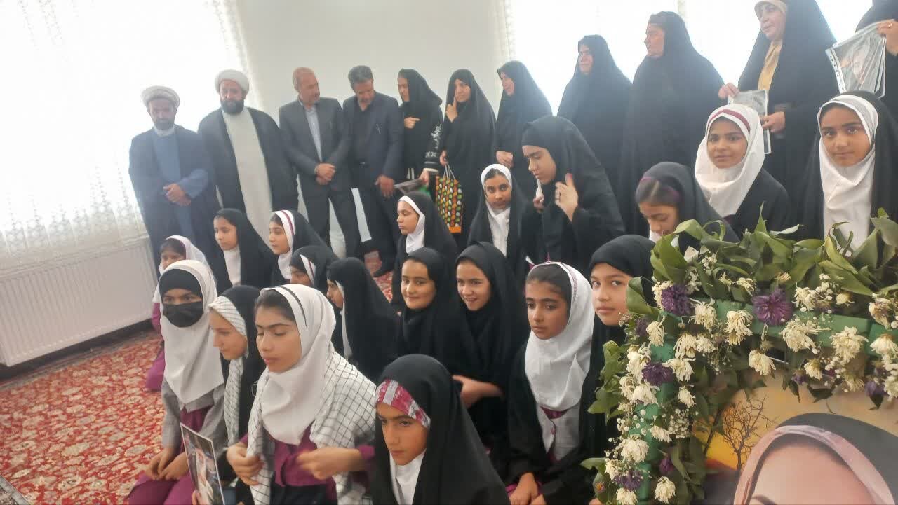 ویژه‌برنامه روز دختر که با حضور دانش‌آموزان در منزل معلم شهیده پوران قلی‌پور برگزار شد