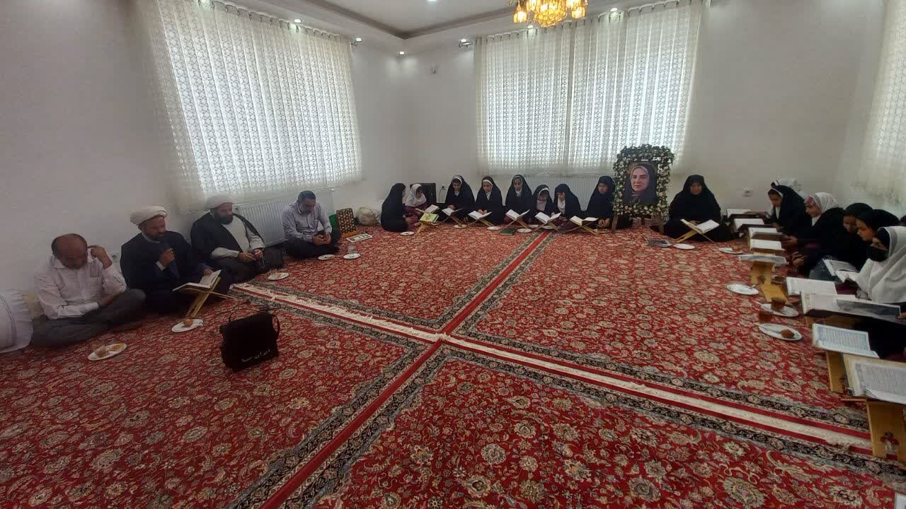 ویژه‌برنامه روز دختر که با حضور دانش‌آموزان در منزل معلم شهیده پوران قلی‌پور برگزار شد