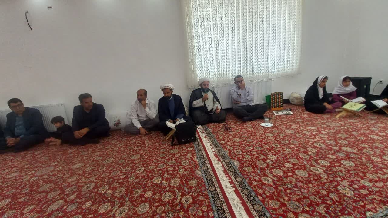ویژه‌برنامه روز دختر که با حضور دانش‌آموزان در منزل معلم شهیده پوران قلی‌پور برگزار شد
