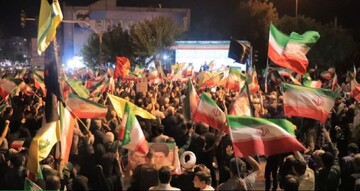 تصاویر/ برگزاری اجتماع شبانه مردمی شهرستان قرچک در میدان امام خمینی (ره)