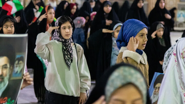 تصاویر/ اجتماع بزرگ دختران جان فدای ایران در هلال بن علی(ع)