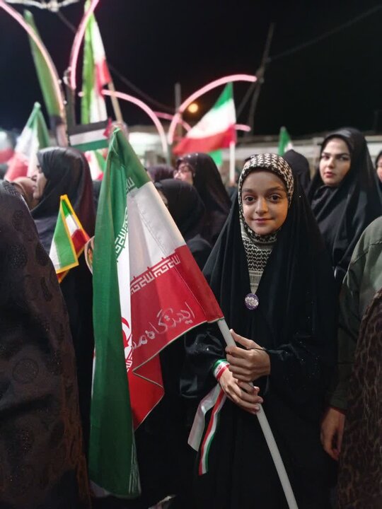 تصاویر/اجتماع بزرگ شبانه مردمی ابوزیدآباد در پشتیبانی از نظام مقدس جمهوری اسلامی ایران