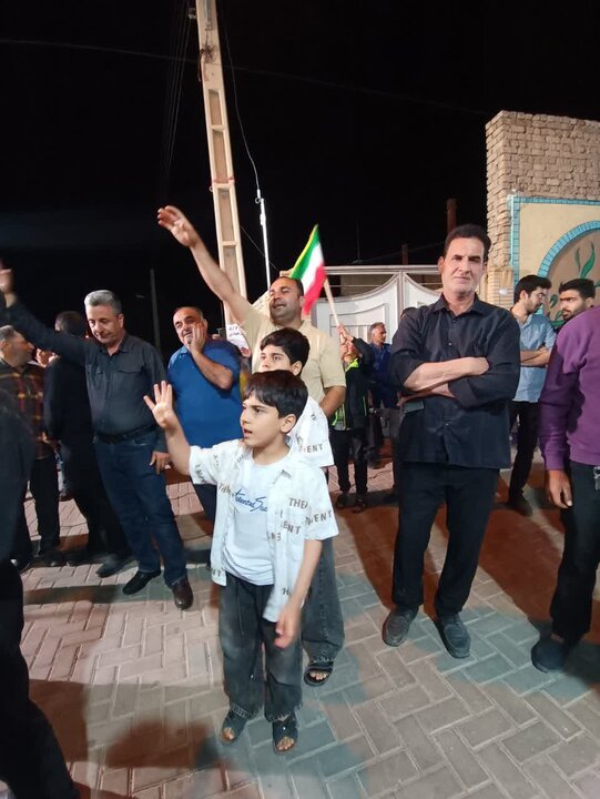 تصاویر/اجتماع بزرگ شبانه مردمی ابوزیدآباد در پشتیبانی از نظام مقدس جمهوری اسلامی ایران