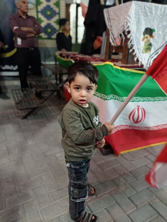 تصاویر/اجتماع بزرگ شبانه مردمی ابوزیدآباد در پشتیبانی از نظام مقدس جمهوری اسلامی ایران