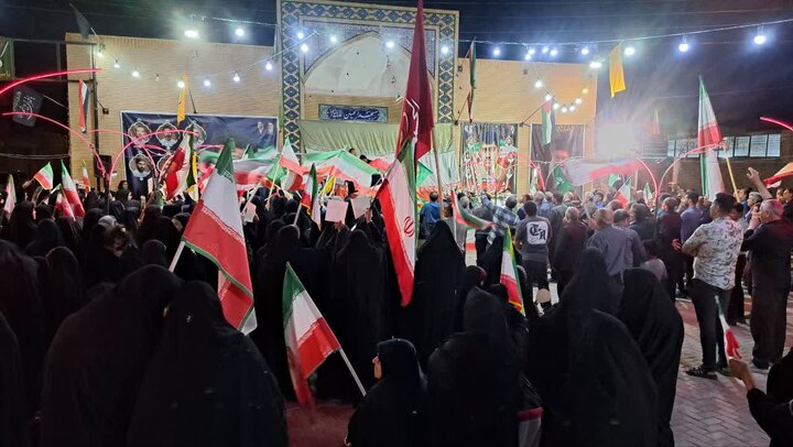 تصاویر/اجتماع بزرگ شبانه مردمی ابوزیدآباد در پشتیبانی از نظام مقدس جمهوری اسلامی ایران
