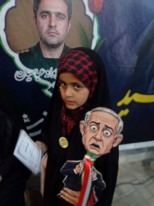 تصاویر/اجتماع بزرگ شبانه مردمی ابوزیدآباد در پشتیبانی از نظام مقدس جمهوری اسلامی ایران