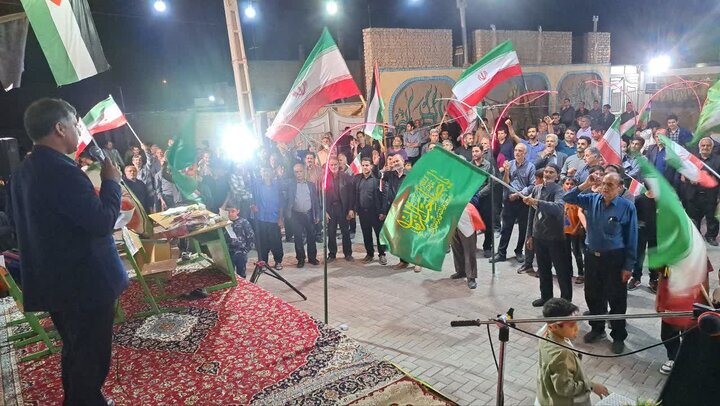 تصاویر/اجتماع بزرگ شبانه مردمی ابوزیدآباد در پشتیبانی از نظام مقدس جمهوری اسلامی ایران