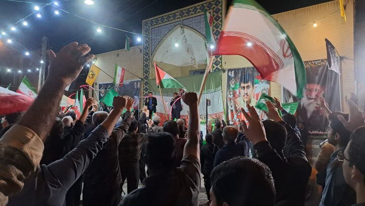 تصاویر/اجتماع بزرگ شبانه مردمی ابوزیدآباد در پشتیبانی از نظام مقدس جمهوری اسلامی ایران