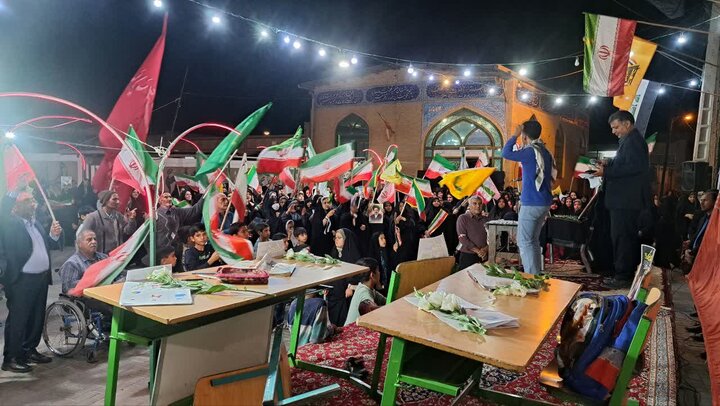 تصاویر/اجتماع بزرگ شبانه مردمی ابوزیدآباد در پشتیبانی از نظام مقدس جمهوری اسلامی ایران