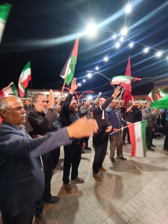 تصاویر/اجتماع بزرگ شبانه مردمی ابوزیدآباد در پشتیبانی از نظام مقدس جمهوری اسلامی ایران