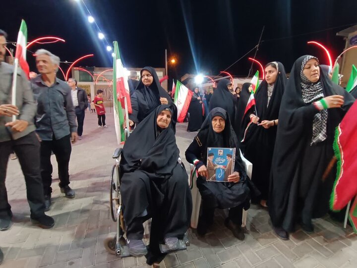 تصاویر/اجتماع بزرگ شبانه مردمی ابوزیدآباد در پشتیبانی از نظام مقدس جمهوری اسلامی ایران