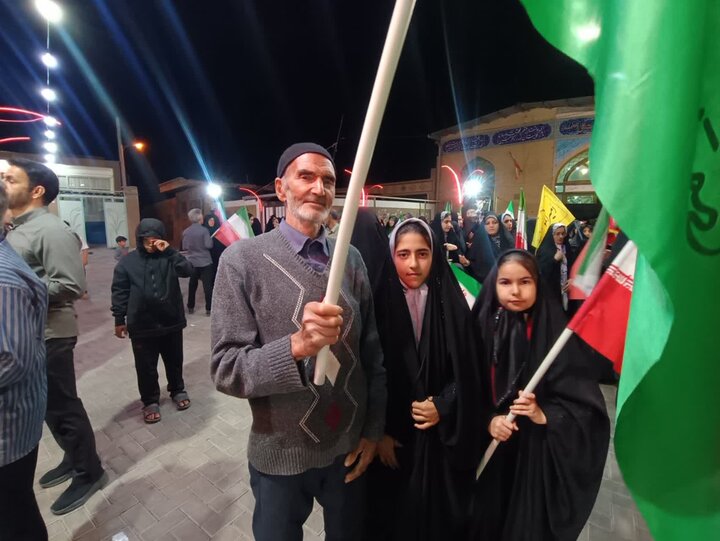 تصاویر/اجتماع بزرگ شبانه مردمی ابوزیدآباد در پشتیبانی از نظام مقدس جمهوری اسلامی ایران
