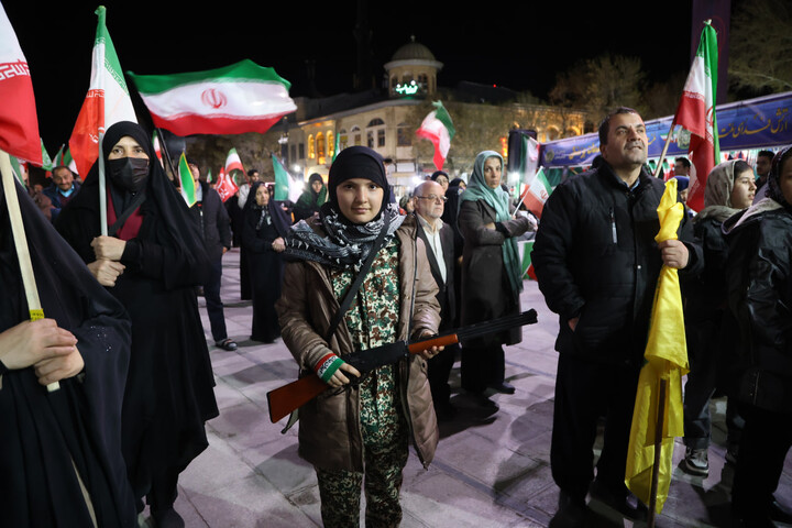 تصاویر / دختران دهه نودی همدان پای کار انقلاب