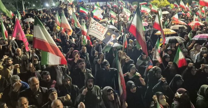 تصاویر/ برگزاری اجتماع شبانه مردمی شریف شهرستان قرچک در میدان امام خمینی (ره)
