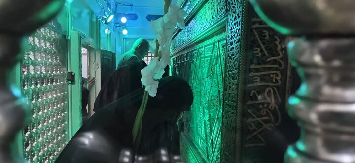 تصاویر / غبارروبی آستان مقدس امام زاده حسین علیه الاسلام قزوین به مناسبت دهه کرامت