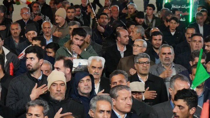 تصاویر/ حماسه‌ای دیگر در پنجاه و دومین شب متوالی مردم شهرستان چالدران  در حمایت از نظام و نیروهای مسلح و بیعت با رهبری