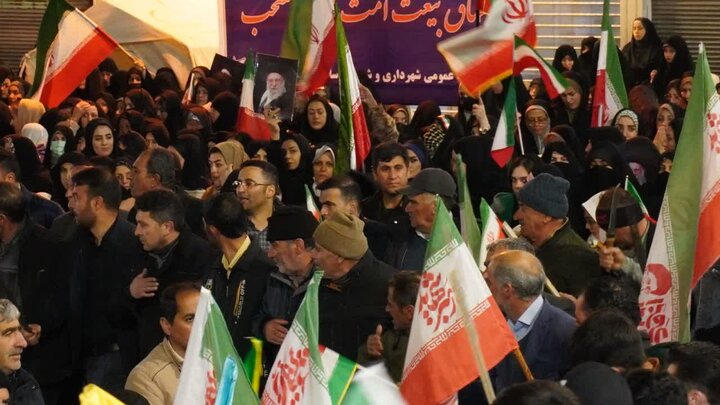 تصاویر/ حماسه‌ای دیگر در پنجاه و دومین شب متوالی مردم شهرستان چالدران  در حمایت از نظام و نیروهای مسلح و بیعت با رهبری