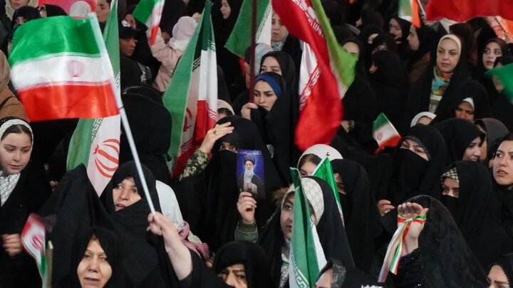 تصاویر/ حماسه‌ای دیگر در پنجاه و دومین شب متوالی مردم شهرستان چالدران  در حمایت از نظام و نیروهای مسلح و بیعت با رهبری