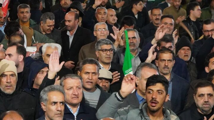 تصاویر/ حماسه‌ای دیگر در پنجاه و دومین شب متوالی مردم شهرستان چالدران  در حمایت از نظام و نیروهای مسلح و بیعت با رهبری