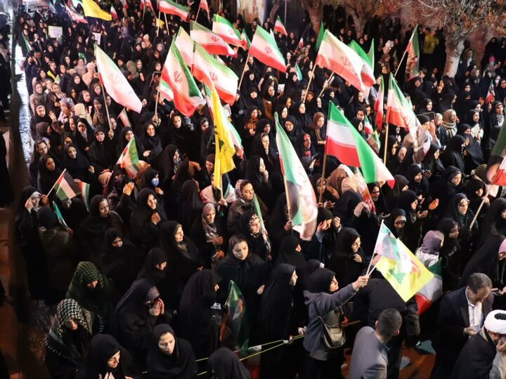 تصاویر/ تداوم وفاداری تا خونخواهی رهبر شهید در  پنجاه و دومین شب حضور پرشور مردم تکاب