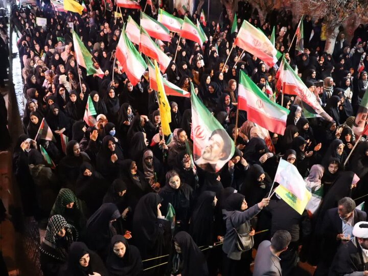 تصاویر/ تداوم وفاداری تا خونخواهی رهبر شهید در  پنجاه و دومین شب حضور پرشور مردم تکاب