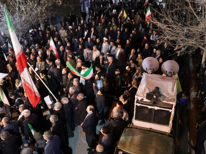 تصاویر/ تداوم وفاداری تا خونخواهی رهبر شهید در  پنجاه و دومین شب حضور پرشور مردم تکاب
