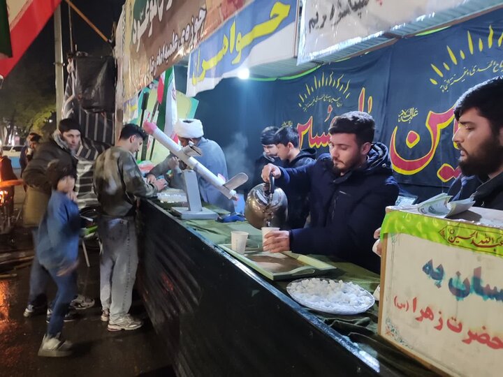 تصاویر/ تداوم خدمت رسانی در موکب مدرسه علمیه امام رضا (ع) میاندوآب