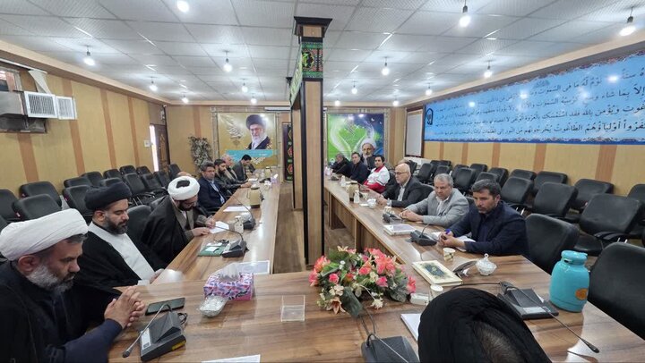 تصاویر/ جلسه برنامه ریزی و هماهنگی برنامه های دهه کرامت‌ در شهرستان  ماکو
