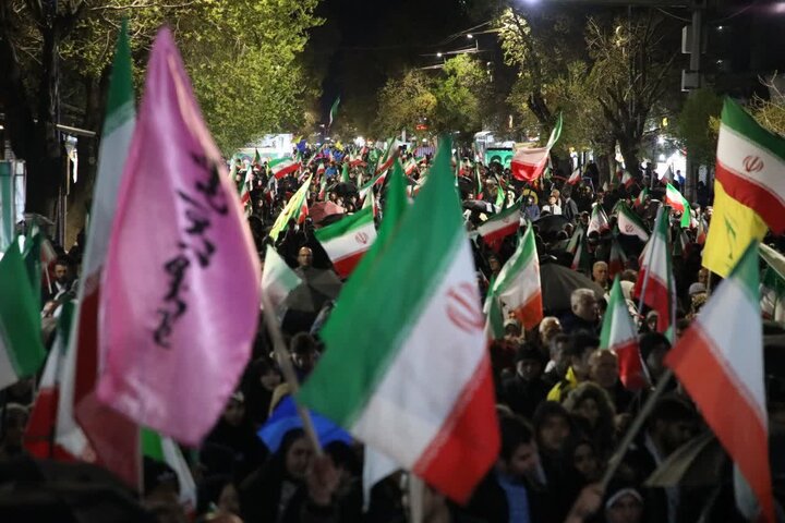 تصاویر/ پنجاه و دومین حضور شبانه مردمی ارومیه در حمایت از نظام اسلامی