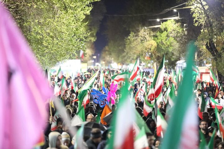 تصاویر/ پنجاه و دومین حضور شبانه مردمی ارومیه در حمایت از نظام اسلامی