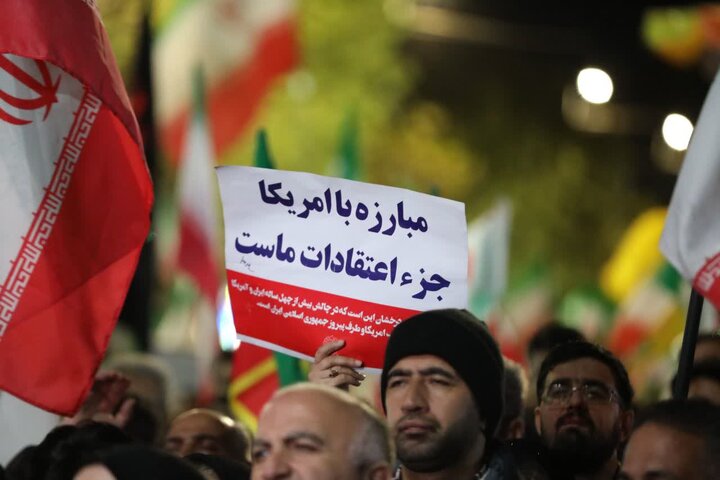 تصاویر/ پنجاه و دومین حضور شبانه مردمی ارومیه در حمایت از نظام اسلامی