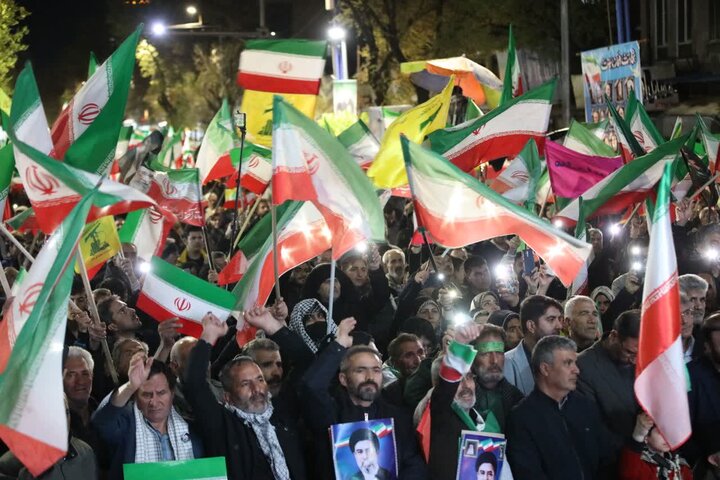 تصاویر/ پنجاه و دومین حضور شبانه مردمی ارومیه در حمایت از نظام اسلامی