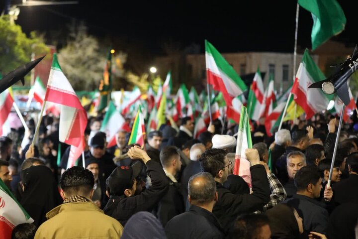 تصاویر/ پنجاه و دومین حضور شبانه مردمی ارومیه در حمایت از نظام اسلامی