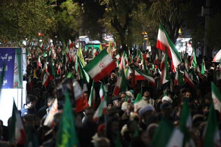 تصاویر/ پنجاه و دومین حضور شبانه مردمی ارومیه در حمایت از نظام اسلامی