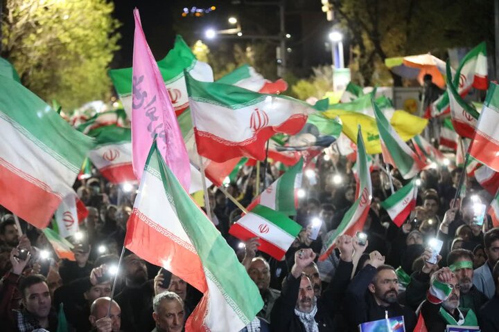 تصاویر/ پنجاه و دومین حضور شبانه مردمی ارومیه در حمایت از نظام اسلامی