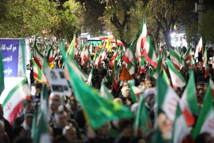 تصاویر/ پنجاه و دومین حضور شبانه مردمی ارومیه در حمایت از نظام اسلامی