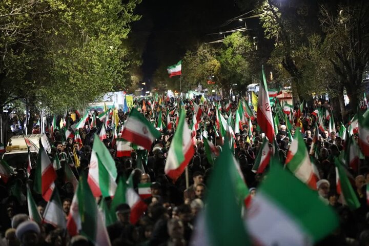 تصاویر/ پنجاه و دومین حضور شبانه مردمی ارومیه در حمایت از نظام اسلامی