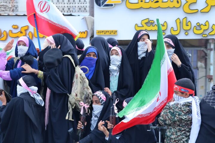 تصاویری /  رزمایش دختران جان فدا/ از دختر موتورسوار تا دختران مستقر پشت تیربار در جزیره قشم