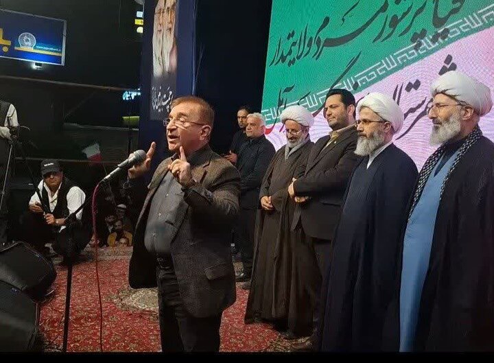 تصاویر/ حضور پرشور مردم آمل در شب سی و یکم فروردین