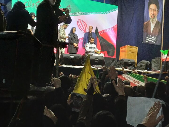 تصاویر/ حضور پرشور مردم آمل در شب سی و یکم فروردین