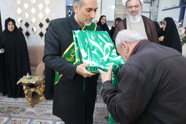 تصاویر/ دیدار کاروان سفیران کریمه اهل بیت (ع) با خانواده شهید محمد باصری