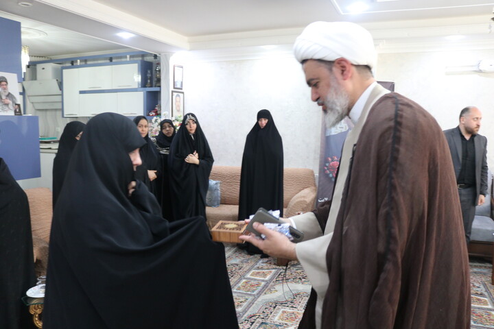 تصاویر/ دیدار کاروان سفیران کریمه اهل بیت (ع) با خانواده شهید محمد باصری