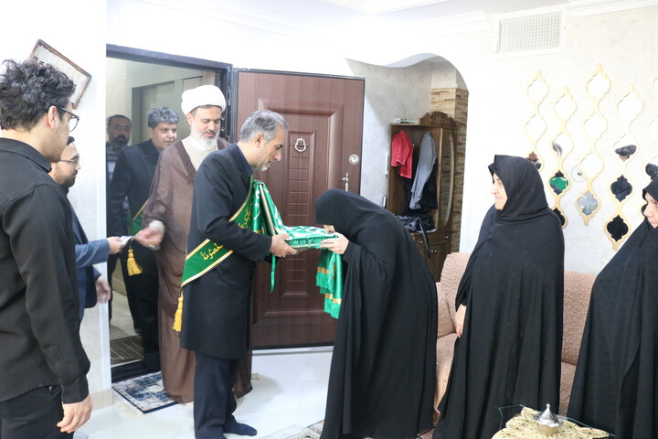 تصاویر/ دیدار کاروان سفیران کریمه اهل بیت (ع) با خانواده شهید محمد باصری