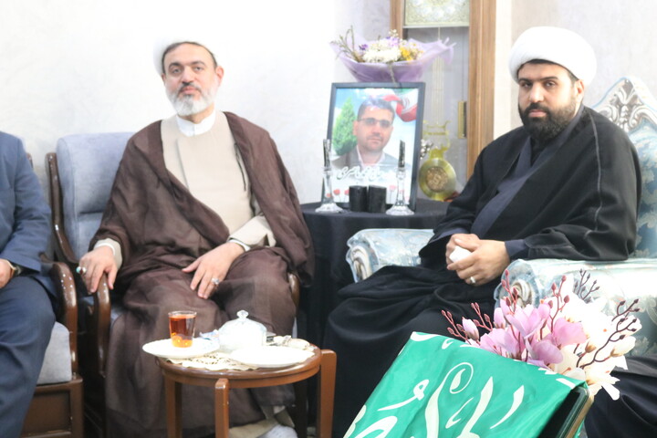 تصاویر/ دیدار کاروان سفیران کریمه اهل بیت (ع) با خانواده شهید محمد باصری