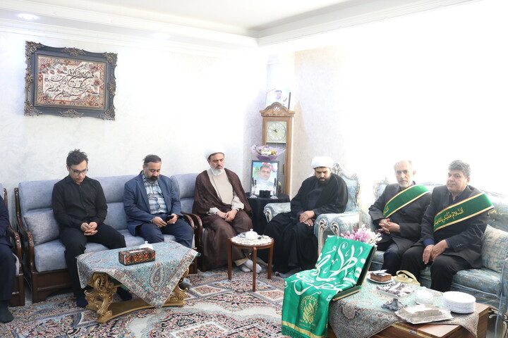 تصاویر/ دیدار کاروان سفیران کریمه اهل بیت (ع) با خانواده شهید محمد باصری