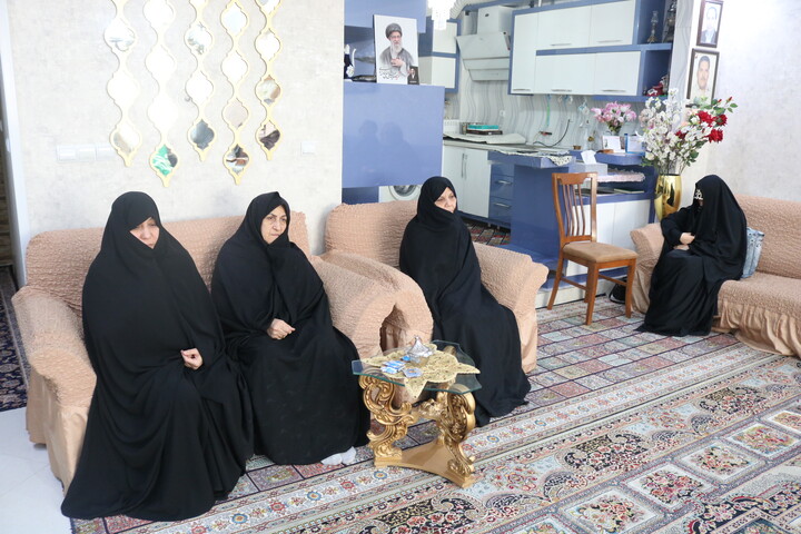 تصاویر/ دیدار کاروان سفیران کریمه اهل بیت (ع) با خانواده شهید محمد باصری