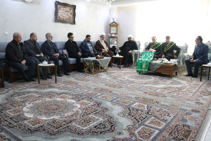 تصاویر/ دیدار کاروان سفیران کریمه اهل بیت (ع) با خانواده شهید محمد باصری