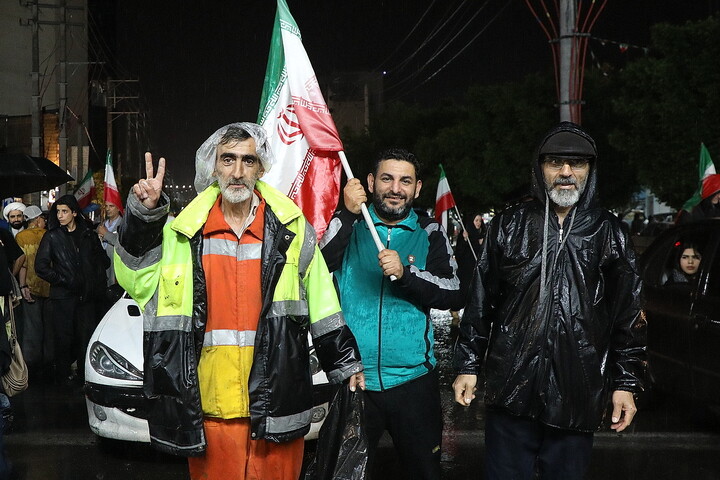 تصاویر/ چترهایی گشوده بر همدلی؛ تداوم حضور مردم قم زیر باران