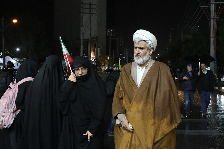 تصاویر/ چترهایی گشوده بر همدلی؛ تداوم حضور مردم قم زیر باران