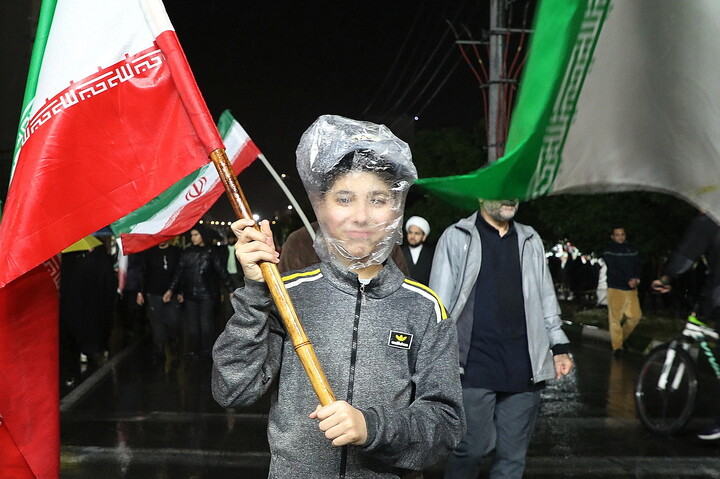 تصاویر/ چترهایی گشوده بر همدلی؛ تداوم حضور مردم قم زیر باران